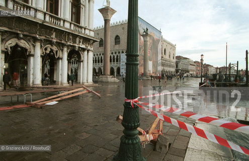 Caption: Nome:..ALTA MAREA..HIGHT TIDE..Localizzazione:..VENEZIA / S. MARCO / PIAZZA S. MARCO ..VENICE / ST. MARK  / ST. MARK S SQUARE..Soggetto:..PIAZZA S. MARCO: DANNI DELLACQUA ALTA ....Cronologia:......Autore:......Stile:......Editori Stampatori:......Committenza:......Materia e Tecnica:......Collocazione:......Note:....Riproduzione Fotografica:..Graziano Arici/Rosebud2 ...Copyright:..Graziano Arici / rosebud2/....Data:..7/11/2000....Costo:..A....Key:..ACQUA ALTA..HIGHT TIDE