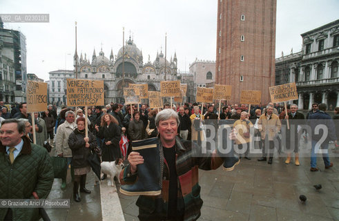 Caption: Nome:..ALTA MAREA..HIGHT TIDE..Localizzazione:..VENEZIA / S. MARCO / PIAZZETTA DI S. MARCO..VENICE / ST. MARK  / ST. MARK S PIAZZETTA..Soggetto:..ACQUA ALTA DI NOTTE IN PIAZZETTA S. MARCO  / PASSERELLA / PALZZO DUCALE..ST. MARK S PIAZZETTA DURING THE HIGHT TIDE  / WALKWAY / DUCAL PALACE..Cronologia:......Autore:......Stile:......Editori Stampatori:......Committenza:......Materia e Tecnica:......Collocazione:......Note:....Riproduzione Fotografica:..Graziano Arici/Rosebud2 ...Copyright:..Graziano Arici / rosebud2/....Data:..1996....Costo:..A....Key:..ACQUA ALTA..HIGHT TIDE