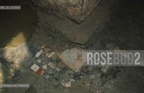 Localizzazione:..VENEZIA / S. MARCO..Oggetto:..Soggetto:..SCAVI ESEGUITI NELLA CHIESA DI S.SAMUELE..ARCHEOLOGIA..Cronologia: ..TOMBE DEL XVI SEC., PAVUMENTI DELLE PRECEDENTI CHIESE DEL XV E XIV SEC...Definizione Culturale:..   Autore: ..   Stile: ..   Editori/Stampatori:..   Committenza:..Materia e Tecnica:..Collocazione:..Note:....Riproduzione Fotografica:..Graziano Arici/Rosebud2 .Copyright:..Graziano Arici/Rosebud2 .Data:..aprile 2001..Costo:..A