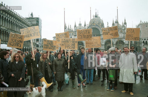 Caption: Nome:..ALTA MAREA..HIGHT TIDE..Localizzazione:..VENEZIA / S. MARCO / PIAZZETTA DI S. MARCO..VENICE / ST. MARK  / ST. MARK S PIAZZETTA..Soggetto:..ACQUA ALTA DI NOTTE IN PIAZZETTA S. MARCO  / PASSERELLA / PALZZO DUCALE..ST. MARK S PIAZZETTA DURING THE HIGHT TIDE  / WALKWAY / DUCAL PALACE..Cronologia:......Autore:......Stile:......Editori Stampatori:......Committenza:......Materia e Tecnica:......Collocazione:......Note:....Riproduzione Fotografica:..Graziano Arici/Rosebud2 ...Copyright:..Graziano Arici / rosebud2/....Data:..1996....Costo:..A....Key:..ACQUA ALTA..HIGHT TIDE