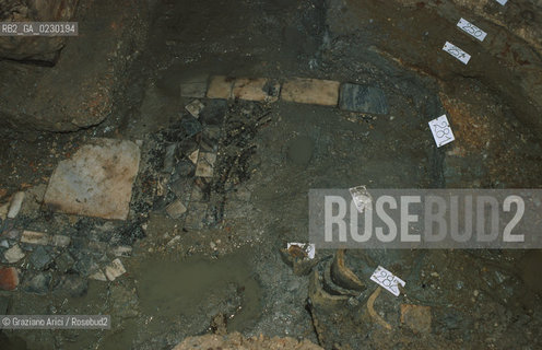 Localizzazione:..VENEZIA / S. MARCO..Oggetto:..Soggetto:..SCAVI ESEGUITI NELLA CHIESA DI S.SAMUELE..ARCHEOLOGIA..Cronologia: ..TOMBE DEL XVI SEC., PAVUMENTI DELLE PRECEDENTI CHIESE DEL XV E XIV SEC...Definizione Culturale:..   Autore: ..   Stile: ..   Editori/Stampatori:..   Committenza:..Materia e Tecnica:..Collocazione:..Note:....Riproduzione Fotografica:..Graziano Arici/Rosebud2 .Copyright:..Graziano Arici/Rosebud2 .Data:..aprile 2001..Costo:..A