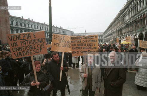 Caption: Nome:..ALTA MAREA..HIGHT TIDE..Localizzazione:..VENEZIA / S. MARCO / PIAZZETTA DI S. MARCO..VENICE / ST. MARK  / ST. MARK S PIAZZETTA..Soggetto:..ACQUA ALTA DI NOTTE IN PIAZZETTA S. MARCO  / PASSERELLA / PALZZO DUCALE..ST. MARK S PIAZZETTA DURING THE HIGHT TIDE  / WALKWAY / DUCAL PALACE..Cronologia:......Autore:......Stile:......Editori Stampatori:......Committenza:......Materia e Tecnica:......Collocazione:......Note:....Riproduzione Fotografica:..Graziano Arici/Rosebud2 ...Copyright:..Graziano Arici / rosebud2/....Data:..1996....Costo:..A....Key:..ACQUA ALTA..HIGHT TIDE