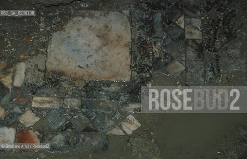 Localizzazione:..VENEZIA / S. MARCO..Oggetto:..Soggetto:..SCAVI ESEGUITI NELLA CHIESA DI S.SAMUELE..ARCHEOLOGIA..Cronologia: ..TOMBE DEL XVI SEC., PAVUMENTI DELLE PRECEDENTI CHIESE DEL XV E XIV SEC...Definizione Culturale:..   Autore: ..   Stile: ..   Editori/Stampatori:..   Committenza:..Materia e Tecnica:..Collocazione:..Note:....Riproduzione Fotografica:..Graziano Arici/Rosebud2 .Copyright:..Graziano Arici/Rosebud2 .Data:..aprile 2001..Costo:..A