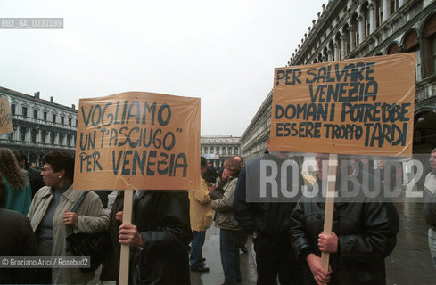 Caption: Nome:..ALTA MAREA..HIGHT TIDE..Localizzazione:..VENEZIA / S. MARCO / PIAZZETTA DI S. MARCO..VENICE / ST. MARK  / ST. MARK S PIAZZETTA..Soggetto:..ACQUA ALTA DI NOTTE IN PIAZZETTA S. MARCO  / PASSERELLA / PALZZO DUCALE..ST. MARK S PIAZZETTA DURING THE HIGHT TIDE  / WALKWAY / DUCAL PALACE..Cronologia:......Autore:......Stile:......Editori Stampatori:......Committenza:......Materia e Tecnica:......Collocazione:......Note:....Riproduzione Fotografica:..Graziano Arici/Rosebud2 ...Copyright:..Graziano Arici / rosebud2/....Data:..1996....Costo:..A....Key:..ACQUA ALTA..HIGHT TIDE