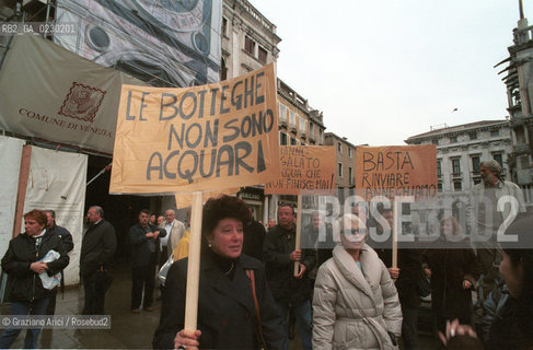 Caption: Nome:..ALTA MAREA..HIGHT TIDE..Localizzazione:..VENEZIA / S. MARCO / PIAZZETTA DI S. MARCO..VENICE / ST. MARK  / ST. MARK S PIAZZETTA..Soggetto:..ACQUA ALTA DI NOTTE IN PIAZZETTA S. MARCO  / PASSERELLA / PALZZO DUCALE..ST. MARK S PIAZZETTA DURING THE HIGHT TIDE  / WALKWAY / DUCAL PALACE..Cronologia:......Autore:......Stile:......Editori Stampatori:......Committenza:......Materia e Tecnica:......Collocazione:......Note:....Riproduzione Fotografica:..Graziano Arici/Rosebud2 ...Copyright:..Graziano Arici / rosebud2/....Data:..1996....Costo:..A....Key:..ACQUA ALTA..HIGHT TIDE
