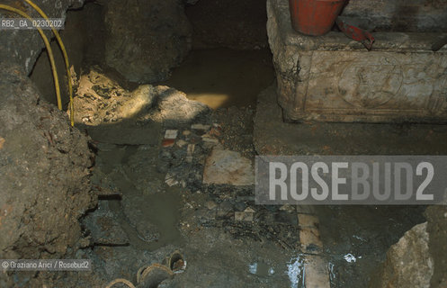 Localizzazione:..VENEZIA / S. MARCO..Oggetto:..Soggetto:..SCAVI ESEGUITI NELLA CHIESA DI S.SAMUELE..ARCHEOLOGIA..Cronologia: ..TOMBE DEL XVI SEC., PAVUMENTI DELLE PRECEDENTI CHIESE DEL XV E XIV SEC...Definizione Culturale:..   Autore: ..   Stile: ..   Editori/Stampatori:..   Committenza:..Materia e Tecnica:..Collocazione:..Note:....Riproduzione Fotografica:..Graziano Arici/Rosebud2 .Copyright:..Graziano Arici/Rosebud2 .Data:..aprile 2001..Costo:..A