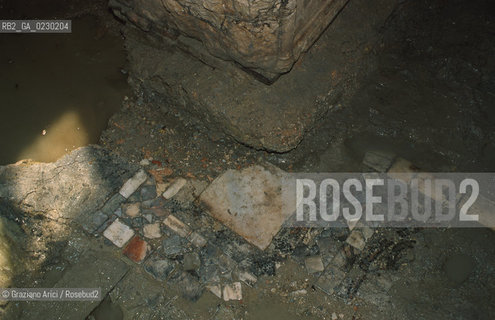 Localizzazione:..VENEZIA / S. MARCO..Oggetto:..Soggetto:..SCAVI ESEGUITI NELLA CHIESA DI S.SAMUELE..ARCHEOLOGIA..Cronologia: ..TOMBE DEL XVI SEC., PAVUMENTI DELLE PRECEDENTI CHIESE DEL XV E XIV SEC...Definizione Culturale:..   Autore: ..   Stile: ..   Editori/Stampatori:..   Committenza:..Materia e Tecnica:..Collocazione:..Note:....Riproduzione Fotografica:..Graziano Arici/Rosebud2 .Copyright:..Graziano Arici/Rosebud2 .Data:..aprile 2001..Costo:..A