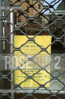 Caption: Nome:..ALTA MAREA..HIGHT TIDE..Localizzazione:..VENEZIA / S. MARCO / PIAZZETTA DI S. MARCO..VENICE / ST. MARK  / ST. MARK S PIAZZETTA..Soggetto:..ACQUA ALTA DI NOTTE IN PIAZZETTA S. MARCO  / PASSERELLA / PALZZO DUCALE..ST. MARK S PIAZZETTA DURING THE HIGHT TIDE  / WALKWAY / DUCAL PALACE..Cronologia:......Autore:......Stile:......Editori Stampatori:......Committenza:......Materia e Tecnica:......Collocazione:......Note:....Riproduzione Fotografica:..Graziano Arici/Rosebud2 ...Copyright:..Graziano Arici / rosebud2/....Data:..1996....Costo:..A....Key:..ACQUA ALTA..HIGHT TIDE