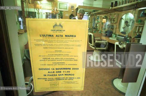 Caption: Nome:..ALTA MAREA..HIGHT TIDE..Localizzazione:..VENEZIA / S. MARCO / PIAZZETTA DI S. MARCO..VENICE / ST. MARK  / ST. MARK S PIAZZETTA..Soggetto:..ACQUA ALTA DI NOTTE IN PIAZZETTA S. MARCO  / PASSERELLA / PALZZO DUCALE..ST. MARK S PIAZZETTA DURING THE HIGHT TIDE  / WALKWAY / DUCAL PALACE..Cronologia:......Autore:......Stile:......Editori Stampatori:......Committenza:......Materia e Tecnica:......Collocazione:......Note:....Riproduzione Fotografica:..Graziano Arici/Rosebud2 ...Copyright:..Graziano Arici / rosebud2/....Data:..1996....Costo:..A....Key:..ACQUA ALTA..HIGHT TIDE