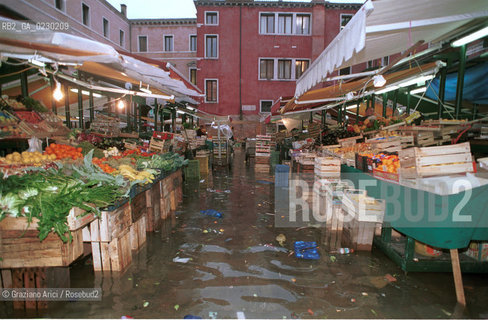 Caption: Nome:..ALTA MAREA..HIGHT TIDE..Localizzazione:..VENEZIA / RIALTO / MERCATO..Soggetto:..MERCATO DI RIALTO CON LACQUA ALTA ..Cronologia:......Autore:......Stile:......Editori Stampatori:......Committenza:......Materia e Tecnica:......Collocazione:......Note:....Riproduzione Fotografica:..Graziano Arici/Rosebud2 ...Copyright:..Graziano Arici / rosebud2/....Data:..21/11/2000....Costo:..A....Key:..ACQUA ALTA..HIGHT TIDE