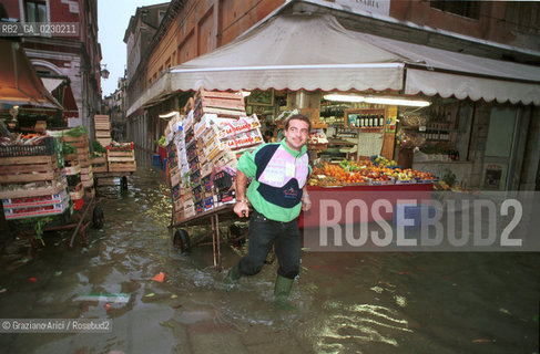 Caption: Nome:..ALTA MAREA..HIGHT TIDE..Localizzazione:..VENEZIA / RIALTO / MERCATO..Soggetto:..MERCATO DI RIALTO CON LACQUA ALTA ..Cronologia:......Autore:......Stile:......Editori Stampatori:......Committenza:......Materia e Tecnica:......Collocazione:......Note:....Riproduzione Fotografica:..Graziano Arici/Rosebud2 ...Copyright:..Graziano Arici / rosebud2/....Data:..21/11/2000....Costo:..A....Key:..ACQUA ALTA..HIGHT TIDE