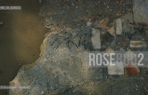 Localizzazione:..VENEZIA / S. MARCO..Oggetto:..Soggetto:..SCAVI ESEGUITI NELLA CHIESA DI S.SAMUELE..ARCHEOLOGIA..Cronologia: ..TOMBE DEL XVI SEC., PAVUMENTI DELLE PRECEDENTI CHIESE DEL XV E XIV SEC...Definizione Culturale:..   Autore: ..   Stile: ..   Editori/Stampatori:..   Committenza:..Materia e Tecnica:..Collocazione:..Note:....Riproduzione Fotografica:..Graziano Arici/Rosebud2 .Copyright:..Graziano Arici/Rosebud2 .Data:..aprile 2001..Costo:..A