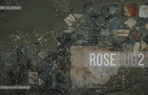 Localizzazione:..VENEZIA / S. MARCO..Oggetto:..Soggetto:..SCAVI ESEGUITI NELLA CHIESA DI S.SAMUELE..ARCHEOLOGIA..Cronologia: ..TOMBE DEL XVI SEC., PAVUMENTI DELLE PRECEDENTI CHIESE DEL XV E XIV SEC...Definizione Culturale:..   Autore: ..   Stile: ..   Editori/Stampatori:..   Committenza:..Materia e Tecnica:..Collocazione:..Note:....Riproduzione Fotografica:..Graziano Arici/Rosebud2 .Copyright:..Graziano Arici/Rosebud2 .Data:..aprile 2001..Costo:..A