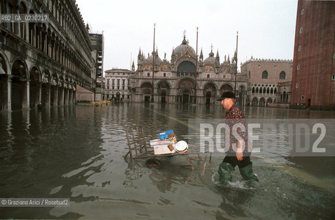 Caption: Nome:..ALTA MAREA..HIGHT TIDE..Localizzazione:..VENEZIA / S. MARCO / PIAZZA S. MARCO..VENICE / ST. MARK  / ST. MARK S SQUARE..Soggetto:..PIAZZA S. MARCO CON LACQUA ALTA ..ST. MARK S SQUARE DURING THE HIGHT TIDE..Cronologia:......Autore:......Stile:......Editori Stampatori:......Committenza:......Materia e Tecnica:......Collocazione:......Note:....Riproduzione Fotografica:..Graziano Arici/Rosebud2 ...Copyright:..Graziano Arici / rosebud2/....Data:..21/11/2000....Costo:..A....Key:..ACQUA ALTA..HIGHT TIDE
