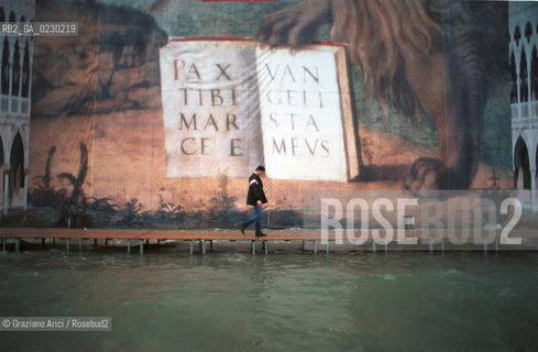 Caption: Nome:..ALTA MAREA..HIGHT TIDE..Localizzazione:..VENEZIA / S. MARCO / PIAZZA S. MARCO..VENICE / ST. MARK  / ST. MARK S SQUARE..Soggetto:..PIAZZA S. MARCO CON LACQUA ALTA ..ST. MARK S SQUARE DURING THE HIGHT TIDE..Cronologia:......Autore:......Stile:......Editori Stampatori:......Committenza:......Materia e Tecnica:......Collocazione:......Note:....Riproduzione Fotografica:..Graziano Arici/Rosebud2 ...Copyright:..Graziano Arici / rosebud2/....Data:..21/11/2000....Costo:..A....Key:..ACQUA ALTA..HIGHT TIDE