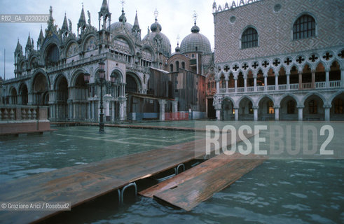 Caption: Nome:..ALTA MAREA..HIGHT TIDE..Localizzazione:..VENEZIA / S. MARCO / PIAZZA S. MARCO..VENICE / ST. MARK  / ST. MARK S SQUARE..Soggetto:..PIAZZA S. MARCO CON LACQUA ALTA ..ST. MARK S SQUARE DURING THE HIGHT TIDE..Cronologia:......Autore:......Stile:......Editori Stampatori:......Committenza:......Materia e Tecnica:......Collocazione:......Note:....Riproduzione Fotografica:..Graziano Arici/Rosebud2 ...Copyright:..Graziano Arici / rosebud2/....Data:..21/11/2000....Costo:..A....Key:..ACQUA ALTA..HIGHT TIDE
