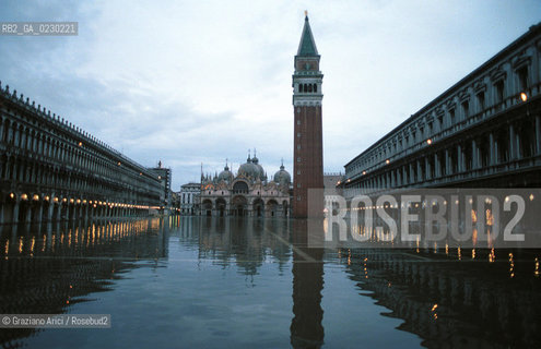 Caption: Nome:..ALTA MAREA..HIGHT TIDE..Localizzazione:..VENEZIA / S. MARCO / PIAZZA S. MARCO..VENICE / ST. MARK  / ST. MARK S SQUARE..Soggetto:..PIAZZA S. MARCO CON LACQUA ALTA ..ST. MARK S SQUARE DURING THE HIGHT TIDE..Cronologia:......Autore:......Stile:......Editori Stampatori:......Committenza:......Materia e Tecnica:......Collocazione:......Note:....Riproduzione Fotografica:..Graziano Arici/Rosebud2 ...Copyright:..Graziano Arici / rosebud2/....Data:..21/11/2000....Costo:..A....Key:..ACQUA ALTA..HIGHT TIDE