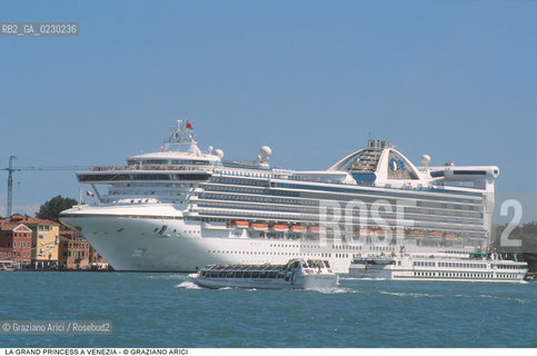 Caption: Localizzazione:..VENEZIA / CASTELLO..Oggetto:..Soggetto:..GRAN PRINCESS / NAVE DA CROCIERA ORMEGGIATA IN RIVA DEGLI SCHIAVONI / PASSEGGERI..Cronologia: ....Definizione Culturale:..   Autore:....   Stile:..   Editori/Stampatori:..   Committenza:..Materia e Tecnica:....Collocazione:..Note:..PORTO..Riproduzione Fotografica:..Copyright:..Graziano Arici/Rosebud2 .Data:..2000..Costo:..A