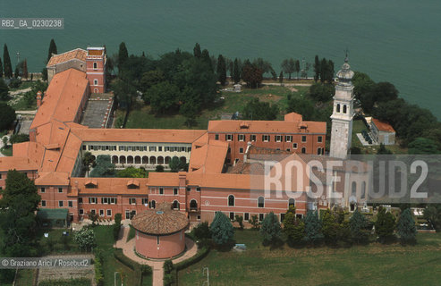 Localizzazione:..VENEZIA / LAGUNA SUD/ VEDUTA AEREA..Oggetto:..Soggetto:..ISOLA DI S. LAZZARO DEGLI ARMENI / GEORGE BYRON..Cronologia: ....Definizione Culturale:..   Autore:....   Stile:..   Editori/Stampatori:..   Committenza:..Materia e Tecnica:....Collocazione:..Note:..LIDO..Riproduzione Fotografica:..Copyright:..Graziano Arici/Rosebud2 .Data:..2001..Costo:..A..