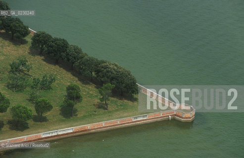 Localizzazione:..VENEZIA / LAGUNA SUD/ VEDUTA AEREA..Oggetto:..Soggetto:..ISOLA DI S. LAZZARO DEGLI ARMENI / GEORGE BYRON..Cronologia: ....Definizione Culturale:..   Autore:....   Stile:..   Editori/Stampatori:..   Committenza:..Materia e Tecnica:....Collocazione:..Note:..LIDO..Riproduzione Fotografica:..Copyright:..Graziano Arici/Rosebud2 .Data:..2001..Costo:..A