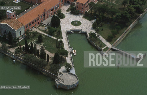 Localizzazione:..VENEZIA / LAGUNA SUD/ VEDUTA AEREA..Oggetto:..Soggetto:..ISOLA DI S. LAZZARO DEGLI ARMENI / GEORGE BYRON..Cronologia: ....Definizione Culturale:..   Autore:....   Stile:..   Editori/Stampatori:..   Committenza:..Materia e Tecnica:....Collocazione:..Note:..LIDO..Riproduzione Fotografica:..Copyright:..Graziano Arici/Rosebud2 .Data:..2001..Costo:..A