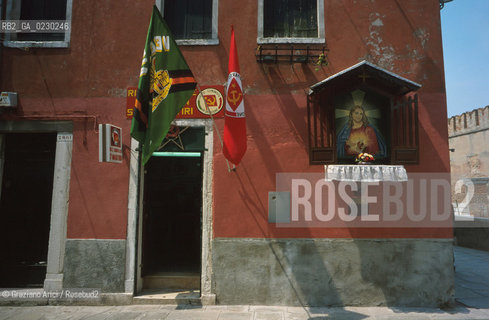 Caption: Localizzazione:..VENEZIA / CASTELLO..Oggetto:..Soggetto:..CORTE NUOVA / SEZIONE PCI SETTE MARTIRI CAPITELLO CRISTO..Cronologia:.. ..Definizione Culturale:..   Autore: ..   Stile: ..   Editori/Stampatori:..   Committenza:..Materia e Tecnica:..Collocazione:..Note:..CALLI CAMPI E PONTI..Riproduzione Fotografica:..Copyright:..Graziano Arici/Rosebud2 .Data:..2001..Costo:..A