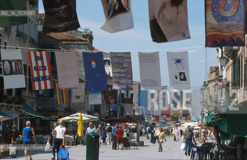 Caption: Localizzazione:..VENEZIA / CASTELLO..Oggetto:..Soggetto:..VIA GARIBALDI / BANDIERE..Cronologia:.. ..Definizione Culturale:..   Autore: ..   Stile: ..   Editori/Stampatori:..   Committenza:..Materia e Tecnica:..Collocazione:..Note:..CALLI CAMPI E PONTI..Riproduzione Fotografica:..Copyright:..Graziano Arici/Rosebud2 .Data:..2001..Costo:..A