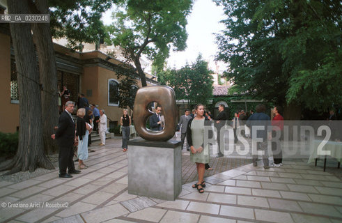 Caption: Localizzazione:..VENEZIA / DORSODURO..Oggetto:..Soggetto:..PALAZZO VENIER DEI LEONI / COLLEZIONE PEGGY GUGGENHEIM / COCKTAIL IN TERRAZZA SUL CANAL GRANDE..Cronologia: ....Definizione Culturale:..   Autore: ....   Stile:....   Editori/Stampatori:..   Committenza:..Materia e Tecnica:....Collocazione:..Note:..MONUMENTALE MUSEO FONDAZIONE..Riproduzione Fotografica:..Graziano Arici/Rosebud2 .Copyright:..Graziano Arici/Rosebud2 .Data:..2001..Costo:..A