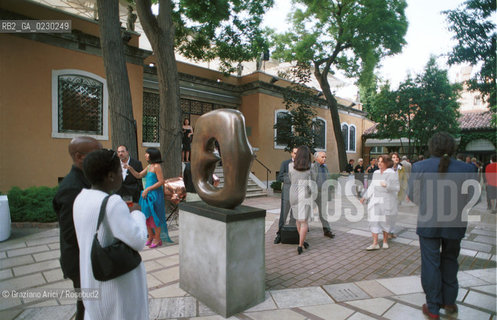 Caption: Localizzazione:..VENEZIA / DORSODURO..Oggetto:..Soggetto:..PALAZZO VENIER DEI LEONI / COLLEZIONE PEGGY GUGGENHEIM / COCKTAIL IN TERRAZZA SUL CANAL GRANDE..Cronologia: ....Definizione Culturale:..   Autore: ....   Stile:....   Editori/Stampatori:..   Committenza:..Materia e Tecnica:....Collocazione:..Note:..MONUMENTALE MUSEO FONDAZIONE..Riproduzione Fotografica:..Graziano Arici/Rosebud2 .Copyright:..Graziano Arici/Rosebud2 .Data:..2001..Costo:..A