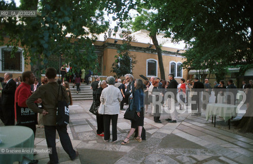 Caption: Localizzazione:..VENEZIA / DORSODURO..Oggetto:..Soggetto:..PALAZZO VENIER DEI LEONI / COLLEZIONE PEGGY GUGGENHEIM / COCKTAIL IN TERRAZZA SUL CANAL GRANDE..Cronologia: ....Definizione Culturale:..   Autore: ....   Stile:....   Editori/Stampatori:..   Committenza:..Materia e Tecnica:....Collocazione:..Note:..MONUMENTALE MUSEO FONDAZIONE..Riproduzione Fotografica:..Graziano Arici/Rosebud2 .Copyright:..Graziano Arici/Rosebud2 .Data:..2001..Costo:..A