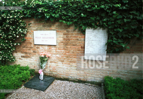 Caption: Localizzazione:..VENEZIA / DORSODURO..Oggetto:..Soggetto:..PALAZZO VENIER DEI LEONI / COLLEZIONE PEGGY GUGGENHEIM / TOMBA DI PEGGY GUGGENHEIM E DEI SUOI CANI..Cronologia: ....Definizione Culturale:..   Autore: ....   Stile:....   Editori/Stampatori:..   Committenza:..Materia e Tecnica:....Collocazione:..Note:..MONUMENTALE MUSEO FONDAZIONE..Riproduzione Fotografica:..Graziano Arici/Rosebud2 .Copyright:..Graziano Arici/Rosebud2 .Data:..2001..Costo:..A