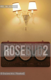 Localizzazione:..VENEZIA / S. MARCO..Oggetto:..Soggetto:..HARRY  S BAR NEL 1931 / RISTORANTE ERNEST HEMINGWAY / BARMAN COCKTAIL BELLINI / OROLOGIO..Cronologia: ....Definizione Culturale:..   Autore:....   Stile:..   Editori/Stampatori:..   Committenza:..Materia e Tecnica:....Collocazione:..Note:..BAR CAFFE OSTERIE..Riproduzione Fotografica:..Copyright:..Graziano Arici/Rosebud2 .2001..Costo:..A