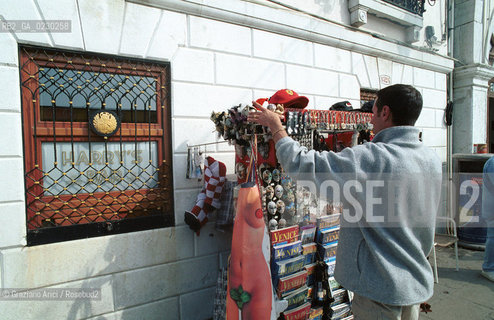 Localizzazione:..VENEZIA / S. MARCO..Oggetto:..Soggetto:..HARRY  S BAR NEL 1931 / RISTORANTE ERNEST HEMINGWAY / BARMAN COCKTAIL BELLINI..Cronologia: ....Definizione Culturale:..   Autore:....   Stile:..   Editori/Stampatori:..   Committenza:..Materia e Tecnica:....Collocazione:..Note:..BAR CAFFE OSTERIE..Riproduzione Fotografica:..Copyright:..Graziano Arici/Rosebud2 .2001..Costo:..A