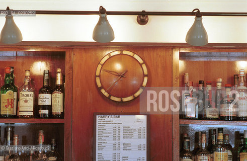 Localizzazione:..VENEZIA / S. MARCO..Oggetto:..Soggetto:..HARRY  S BAR NEL 1931 / RISTORANTE ERNEST HEMINGWAY / BARMAN COCKTAIL BELLINI / OROLOGIO..Cronologia: ....Definizione Culturale:..   Autore:....   Stile:..   Editori/Stampatori:..   Committenza:..Materia e Tecnica:....Collocazione:..Note:..BAR CAFFE OSTERIE..Riproduzione Fotografica:..Copyright:..Graziano Arici/Rosebud2 .2001..Costo:..A
