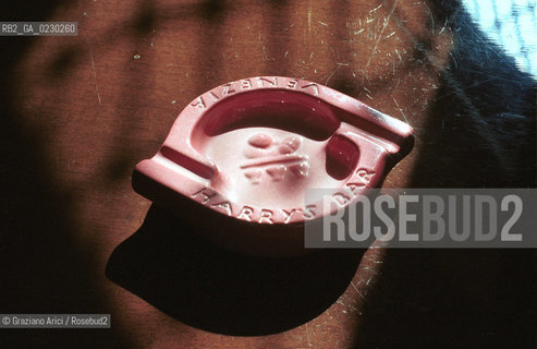 Localizzazione:..VENEZIA / S. MARCO..Oggetto:..Soggetto:..HARRY  S BAR NEL 1931 / RISTORANTE ERNEST HEMINGWAY / BARMAN COCKTAIL BELLINI..Cronologia: ....Definizione Culturale:..   Autore:....   Stile:..   Editori/Stampatori:..   Committenza:..Materia e Tecnica:....Collocazione:..Note:..BAR CAFFE OSTERIE..Riproduzione Fotografica:..Copyright:..Graziano Arici/Rosebud2 .2001..Costo:..A