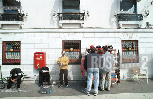 Localizzazione:..VENEZIA / S. MARCO..Oggetto:..Soggetto:..HARRY  S BAR NEL 1931 / RISTORANTE ERNEST HEMINGWAY / BARMAN COCKTAIL BELLINI..Cronologia: ....Definizione Culturale:..   Autore:....   Stile:..   Editori/Stampatori:..   Committenza:..Materia e Tecnica:....Collocazione:..Note:..BAR CAFFE OSTERIE..Riproduzione Fotografica:..Copyright:..Graziano Arici/Rosebud2 .2001..Costo:..A