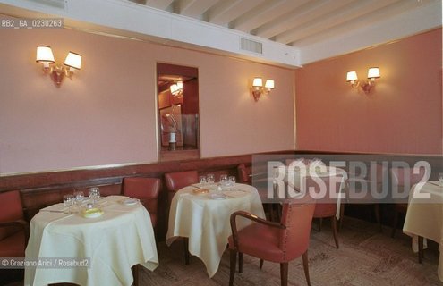 Localizzazione:..VENEZIA / S. MARCO..Oggetto:..Soggetto:..HARRY  S BAR NEL 1931 / RISTORANTE ERNEST HEMINGWAY / BARMAN COCKTAIL BELLINI..Cronologia: ....Definizione Culturale:..   Autore:....   Stile:..   Editori/Stampatori:..   Committenza:..Materia e Tecnica:....Collocazione:..Note:..BAR CAFFE OSTERIE..Riproduzione Fotografica:..Copyright:..Graziano Arici/Rosebud2 .2001..Costo:..A