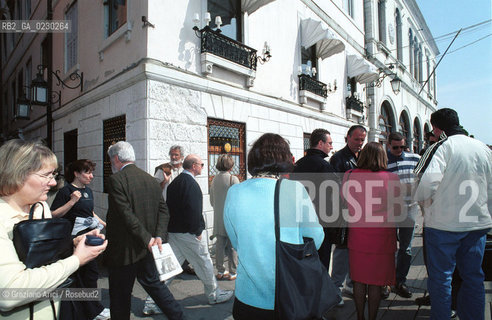 Localizzazione:..VENEZIA / S. MARCO..Oggetto:..Soggetto:..HARRY  S BAR NEL 1931 / RISTORANTE ERNEST HEMINGWAY / BARMAN COCKTAIL BELLINI..Cronologia: ....Definizione Culturale:..   Autore:....   Stile:..   Editori/Stampatori:..   Committenza:..Materia e Tecnica:....Collocazione:..Note:..BAR CAFFE OSTERIE..Riproduzione Fotografica:..Copyright:..Graziano Arici/Rosebud2 .2001..Costo:..A