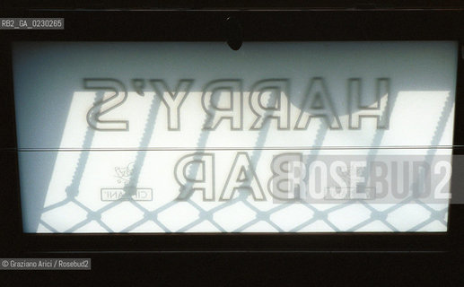 Localizzazione:..VENEZIA / S. MARCO..Oggetto:..Soggetto:..HARRY  S BAR NEL 1931 / RISTORANTE ERNEST HEMINGWAY / BARMAN COCKTAIL BELLINI..Cronologia: ....Definizione Culturale:..   Autore:....   Stile:..   Editori/Stampatori:..   Committenza:..Materia e Tecnica:....Collocazione:..Note:..BAR CAFFE OSTERIE..Riproduzione Fotografica:..Copyright:..Graziano Arici/Rosebud2 .2001..Costo:..A