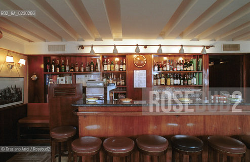 Localizzazione:..VENEZIA / S. MARCO..Oggetto:..Soggetto:..HARRY  S BAR NEL 1931 / RISTORANTE ERNEST HEMINGWAY / BARMAN COCKTAIL BELLINI..Cronologia: ....Definizione Culturale:..   Autore:....   Stile:..   Editori/Stampatori:..   Committenza:..Materia e Tecnica:....Collocazione:..Note:..BAR CAFFE OSTERIE..Riproduzione Fotografica:..Copyright:..Graziano Arici/Rosebud2 .2001..Costo:..A