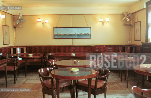 Localizzazione:..VENEZIA / S. MARCO..Oggetto:..Soggetto:..HARRY  S BAR NEL 1931 / RISTORANTE ERNEST HEMINGWAY / BARMAN COCKTAIL BELLINI..Cronologia: ....Definizione Culturale:..   Autore:....   Stile:..   Editori/Stampatori:..   Committenza:..Materia e Tecnica:....Collocazione:..Note:..BAR CAFFE OSTERIE..Riproduzione Fotografica:..Copyright:..Graziano Arici/Rosebud2 .2001..Costo:..A