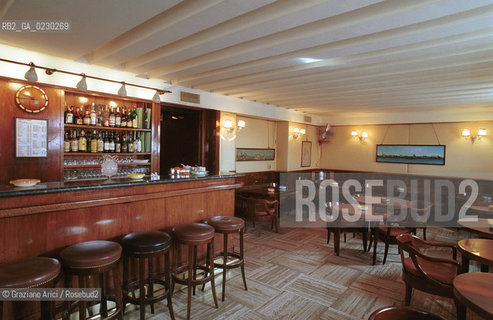 Localizzazione:..VENEZIA / S. MARCO..Oggetto:..Soggetto:..HARRY  S BAR NEL 1931 / RISTORANTE ERNEST HEMINGWAY / BARMAN COCKTAIL BELLINI..Cronologia: ....Definizione Culturale:..   Autore:....   Stile:..   Editori/Stampatori:..   Committenza:..Materia e Tecnica:....Collocazione:..Note:..BAR CAFFE OSTERIE..Riproduzione Fotografica:..Copyright:..Graziano Arici/Rosebud2 .2001..Costo:..A