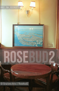 Localizzazione:..VENEZIA / S. MARCO..Oggetto:..Soggetto:..HARRY  S BAR NEL 1931 / RISTORANTE ERNEST HEMINGWAY / BARMAN COCKTAIL BELLINI..Cronologia: ....Definizione Culturale:..   Autore:....   Stile:..   Editori/Stampatori:..   Committenza:..Materia e Tecnica:....Collocazione:..Note:..BAR CAFFE OSTERIE..Riproduzione Fotografica:..Copyright:..Graziano Arici/Rosebud2 .2001..Costo:..A