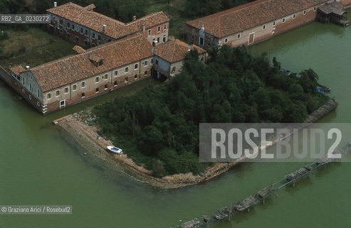 Nome:..ISOLA DEL LAZZARETTO VECCHIO: APPRODO/ VEDUTA AEREA....Localizzazione:..VENEZIA / ISOLA DEL LAZZARETTO VECCHIO / LAGUNA SUD..VENICE / THE ISLE OF LAZZARETTO VECCHIO / THE SOUTH LAGOON..Soggetto:..ISOLA DEL LAZZARETTO VECCHIO / APPRODO..THE ISLE OF LAZZARETTO VECCHIO / LANDING POINT    ..Cronologia:......Autore:.. ....Stile:......Editori Stampatori:......Committenza:......Materia e Tecnica:......Collocazione:......Note:..NEL 1423 SCOPPIO LA PESTE IN CITTA E LISOLA VENNE TRASFORMATA IN LAZZARETTO ..WITH THE 1423 PLAGUE THE ISLAND BECAME LAZZARETTO  (QUARANTINE STATION)..Riproduzione Fotografica:..Graziano Arici/Rosebud2 ...Copyright:..Graziano Arici / rosebud2/....Data:..2001....Costo:..A....Key:..ISOLE ABBANDONATE..UNINHABITED ISLANDS