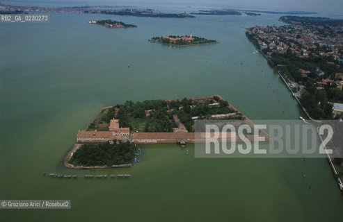 Nome:..ISOLA DEL LAZZARETTO VECCHIO/ VEDUTA AEREA....Localizzazione:..VENEZIA / ISOLA DEL LAZZARETTO VECCHIO / LAGUNA SUD..VENICE / THE ISLE OF LAZZARETTO VECCHIO / THE SOUTH LAGOON..Soggetto:..ISOLA DEL LAZZARETTO VECCHIO ..THE ISLE OF LAZZARETTO VECCHIO     ..Cronologia:......Autore:.. ....Stile:......Editori Stampatori:......Committenza:......Materia e Tecnica:......Collocazione:......Note:..NEL 1423 SCOPPIO LA PESTE IN CITTA E LISOLA VENNE TRASFORMATA IN LAZZARETTO ..WITH THE 1423 PLAGUE THE ISLAND BECAME LAZZARETTO  (QUARANTINE STATION)..Riproduzione Fotografica:..Graziano Arici/Rosebud2 ...Copyright:..Graziano Arici / rosebud2/....Data:..2001....Costo:..A....Key:..ISOLE ABBANDONATE..UNINHABITED ISLANDS
