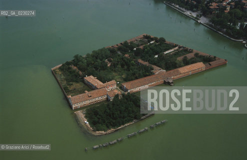 Nome:..ISOLA DEL LAZZARETTO VECCHIO/ VEDUTA AEREA....Localizzazione:..VENEZIA / ISOLA DEL LAZZARETTO VECCHIO / LAGUNA SUD..VENICE / THE ISLE OF LAZZARETTO VECCHIO / THE SOUTH LAGOON..Soggetto:..ISOLA DEL LAZZARETTO VECCHIO ..THE ISLE OF LAZZARETTO VECCHIO     ..Cronologia:......Autore:.. ....Stile:......Editori Stampatori:......Committenza:......Materia e Tecnica:......Collocazione:......Note:..NEL 1423 SCOPPIO LA PESTE IN CITTA E LISOLA VENNE TRASFORMATA IN LAZZARETTO ..WITH THE 1423 PLAGUE THE ISLAND BECAME LAZZARETTO  (QUARANTINE STATION)..Riproduzione Fotografica:..Graziano Arici/Rosebud2 ...Copyright:..Graziano Arici / rosebud2/....Data:..2001....Costo:..A....Key:..ISOLE ABBANDONATE..UNINHABITED ISLANDS