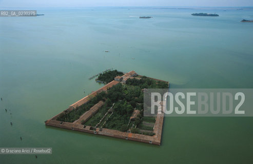 Nome:..ISOLA DEL LAZZARETTO VECCHIO/ VEDUTA AEREA....Localizzazione:..VENEZIA / ISOLA DEL LAZZARETTO VECCHIO / LAGUNA SUD..VENICE / THE ISLE OF LAZZARETTO VECCHIO / THE SOUTH LAGOON..Soggetto:..ISOLA DEL LAZZARETTO VECCHIO ..THE ISLE OF LAZZARETTO VECCHIO     ..Cronologia:......Autore:.. ....Stile:......Editori Stampatori:......Committenza:......Materia e Tecnica:......Collocazione:......Note:..NEL 1423 SCOPPIO LA PESTE IN CITTA E LISOLA VENNE TRASFORMATA IN LAZZARETTO ..WITH THE 1423 PLAGUE THE ISLAND BECAME LAZZARETTO  (QUARANTINE STATION)..Riproduzione Fotografica:..Graziano Arici/Rosebud2 ...Copyright:..Graziano Arici / rosebud2/....Data:..2001....Costo:..A....Key:..ISOLE ABBANDONATE..UNINHABITED ISLANDS