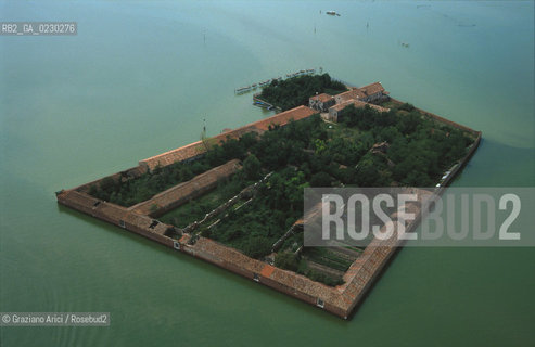 Nome:..ISOLA DEL LAZZARETTO VECCHIO/ VEDUTA AEREA....Localizzazione:..VENEZIA / ISOLA DEL LAZZARETTO VECCHIO / LAGUNA SUD..VENICE / THE ISLE OF LAZZARETTO VECCHIO / THE SOUTH LAGOON..Soggetto:..ISOLA DEL LAZZARETTO VECCHIO ..THE ISLE OF LAZZARETTO VECCHIO     ..Cronologia:......Autore:.. ....Stile:......Editori Stampatori:......Committenza:......Materia e Tecnica:......Collocazione:......Note:..NEL 1423 SCOPPIO LA PESTE IN CITTA E LISOLA VENNE TRASFORMATA IN LAZZARETTO ..WITH THE 1423 PLAGUE THE ISLAND BECAME LAZZARETTO  (QUARANTINE STATION)..Riproduzione Fotografica:..Graziano Arici/Rosebud2 ...Copyright:..Graziano Arici / rosebud2/....Data:..2001....Costo:..A....Key:..ISOLE ABBANDONATE..UNINHABITED ISLANDS