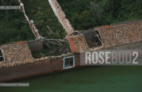 Nome:..ISOLA DEL LAZZARETTO VECCHIO/ VEDUTA AEREA....Localizzazione:..VENEZIA / ISOLA DEL LAZZARETTO VECCHIO / LAGUNA SUD..VENICE / THE ISLE OF LAZZARETTO VECCHIO / THE SOUTH LAGOON..Soggetto:..ISOLA DEL LAZZARETTO VECCHIO ..THE ISLE OF LAZZARETTO VECCHIO     ..Cronologia:......Autore:.. ....Stile:......Editori Stampatori:......Committenza:......Materia e Tecnica:......Collocazione:......Note:..NEL 1423 SCOPPIO LA PESTE IN CITTA E LISOLA VENNE TRASFORMATA IN LAZZARETTO ..WITH THE 1423 PLAGUE THE ISLAND BECAME LAZZARETTO  (QUARANTINE STATION)..Riproduzione Fotografica:..Graziano Arici/Rosebud2 ...Copyright:..Graziano Arici / rosebud2/....Data:..2001....Costo:..A....Key:..ISOLE ABBANDONATE..UNINHABITED ISLANDS