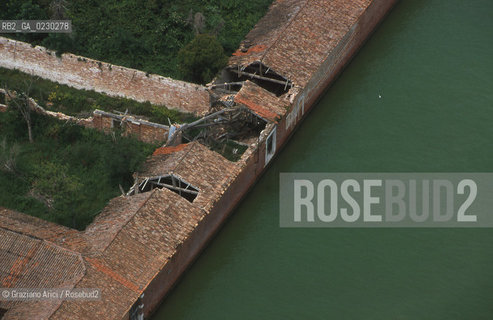 Nome:..ISOLA DEL LAZZARETTO VECCHIO/ VEDUTA AEREA....Localizzazione:..VENEZIA / ISOLA DEL LAZZARETTO VECCHIO / LAGUNA SUD..VENICE / THE ISLE OF LAZZARETTO VECCHIO / THE SOUTH LAGOON..Soggetto:..ISOLA DEL LAZZARETTO VECCHIO ..THE ISLE OF LAZZARETTO VECCHIO     ..Cronologia:......Autore:.. ....Stile:......Editori Stampatori:......Committenza:......Materia e Tecnica:......Collocazione:......Note:..NEL 1423 SCOPPIO LA PESTE IN CITTA E LISOLA VENNE TRASFORMATA IN LAZZARETTO ..WITH THE 1423 PLAGUE THE ISLAND BECAME LAZZARETTO  (QUARANTINE STATION)..Riproduzione Fotografica:..Graziano Arici/Rosebud2 ...Copyright:..Graziano Arici / rosebud2/....Data:..2001....Costo:..A....Key:..ISOLE ABBANDONATE..UNINHABITED ISLANDS